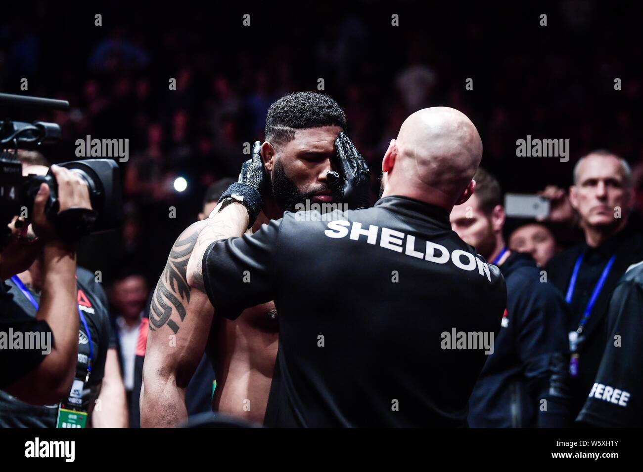 Curtis Blaydes von Amerika (rote Handschuhe) reagiert gegen Francis Ngannou von Kamerun und Frankreich (blaue Handschuhe) während der UFC-Nacht in Cadillac Aren Kampf Stockfoto