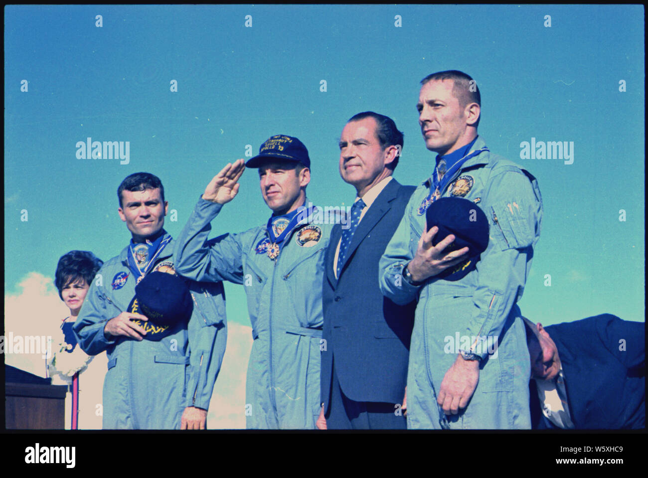 Nixon Treffen mit dem Apollo 13 Astronauten in Hawai, und die Verleihung der Congressional Space Mdal der Ehre.; Umfang und Inhalt: Im Bild: Fred W. Haise, James A. Lovell, Nixon, John swigert. Betrifft: Astronauten und Raum. Stockfoto