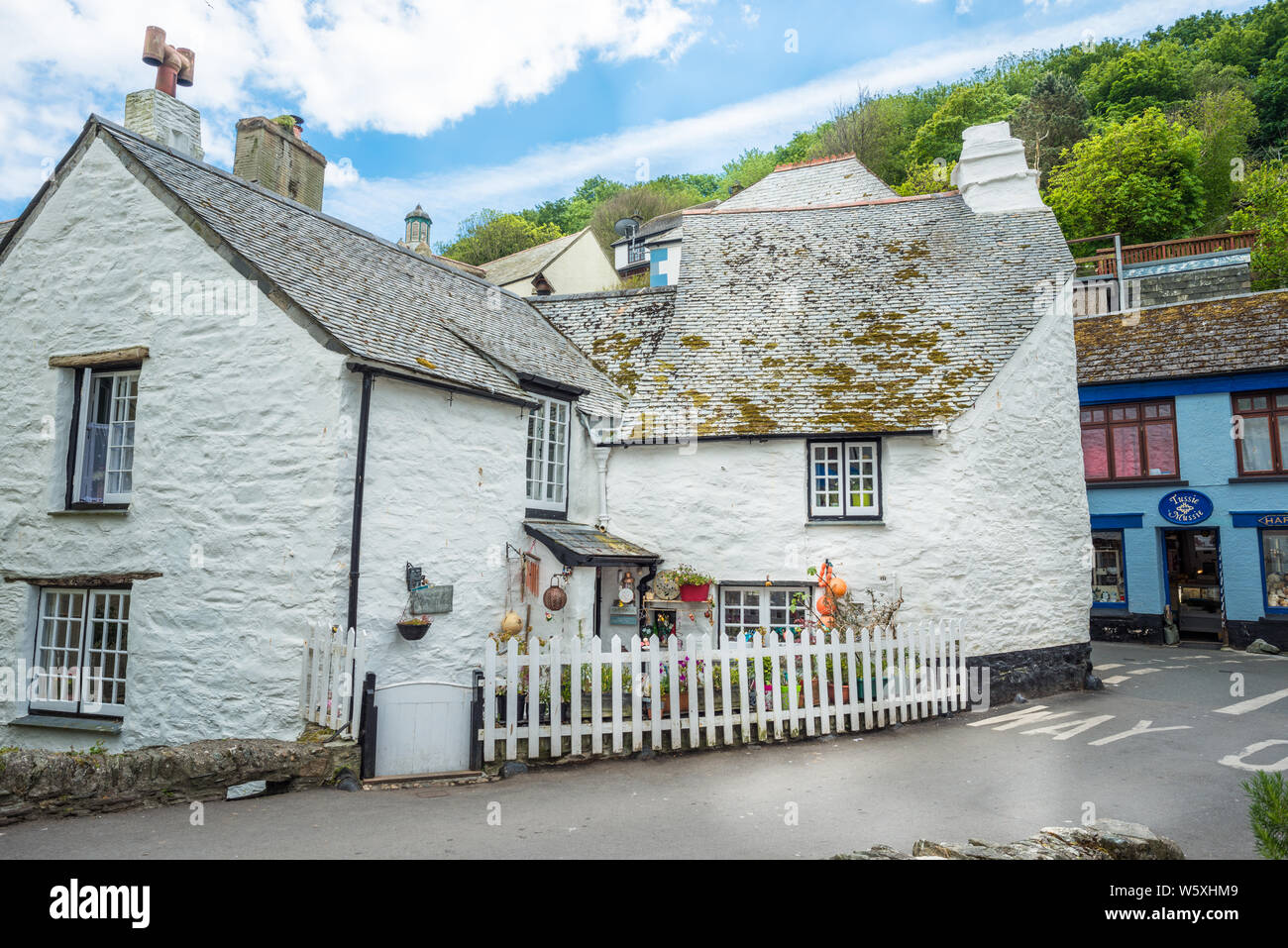 Charaktervolles weiß getünchten Cottages im Küstenort Polperro, Cornwall, England, Vereinigtes Königreich Stockfoto
