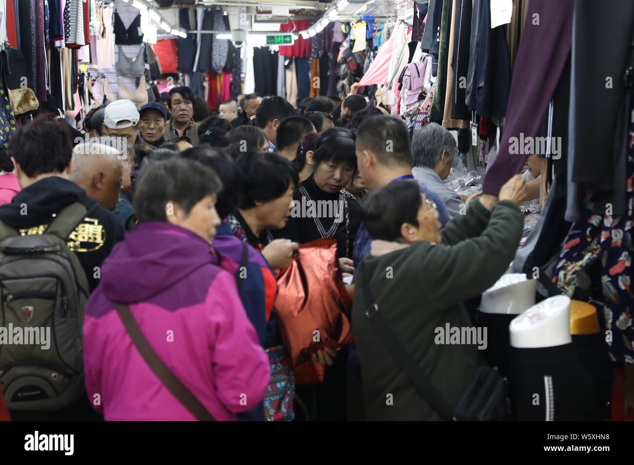 ------ Anwohner Masse ein Kleid Markt in Peking, China, 15. Oktober 2018. Die Zahl der ständigen Einwohner in Peking ging für die fi Stockfoto