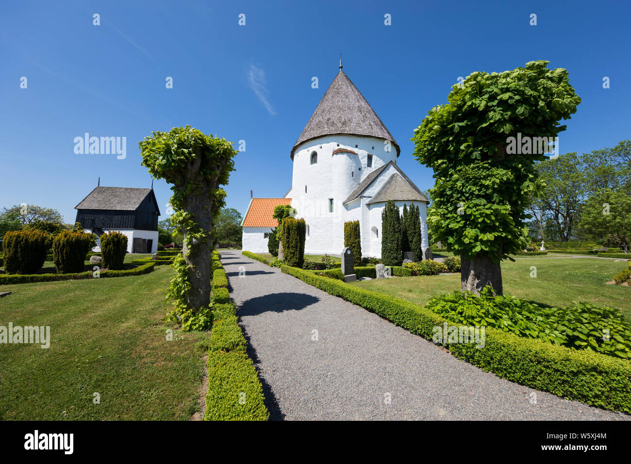 Äußere der runde Kirche von Sankt Ols Kirke mit dem Glockenturm, in der Nähe von Karlštejn, Bornholm, Ostsee, Dänemark, Europa Stockfoto