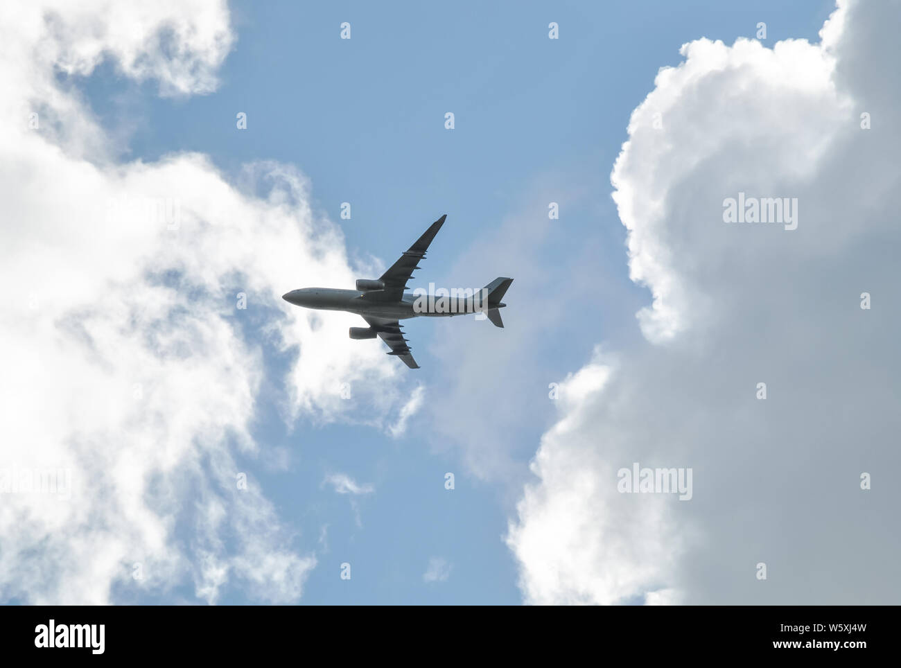 Tief fliegender Passagier Flugzeuge über Shropshire am 18. Juli 2019 Stockfoto