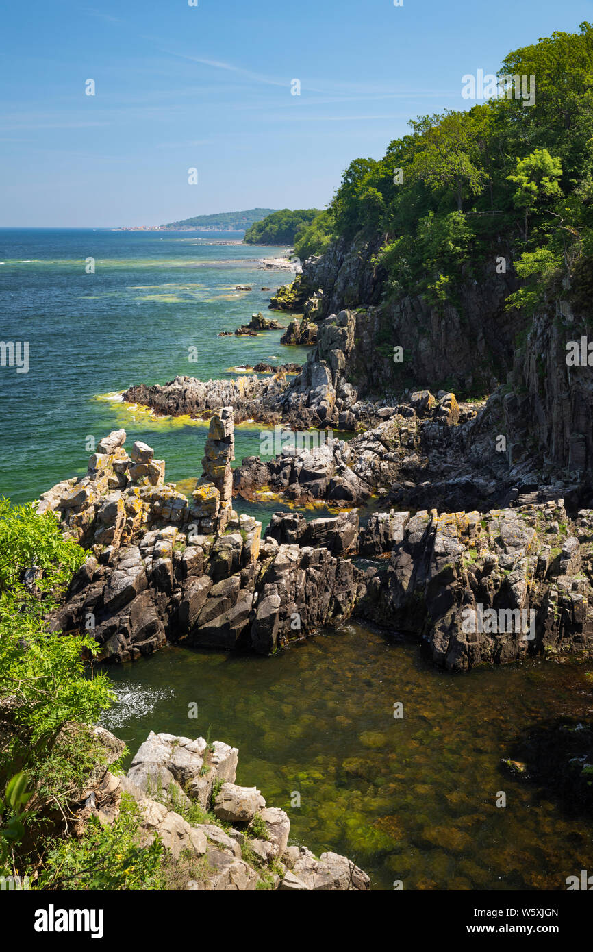 Schroffe Felsformationen Helligdomsklipperne gegenüber, in der Nähe von Gudhjem Gudhjem, Bornholm, Ostsee, Dänemark, Europa suchen Stockfoto