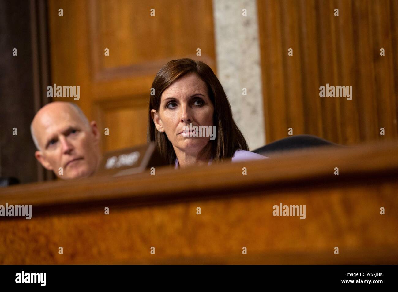 Us-Senator (Republikaner für Martha McSally Arizona) Fragen Air Force General John Hyten, Wer nominiert ist der stellvertretende Vorsitzende des Generalstabs, während seiner Anhörung vor dem US-Senat Ausschusses für Streitkräfte auf dem Capitol Hill in Washington, DC, USA am 30. Juli 2019. Credit: Stefani Reynolds/CNP | Verwendung weltweit Stockfoto