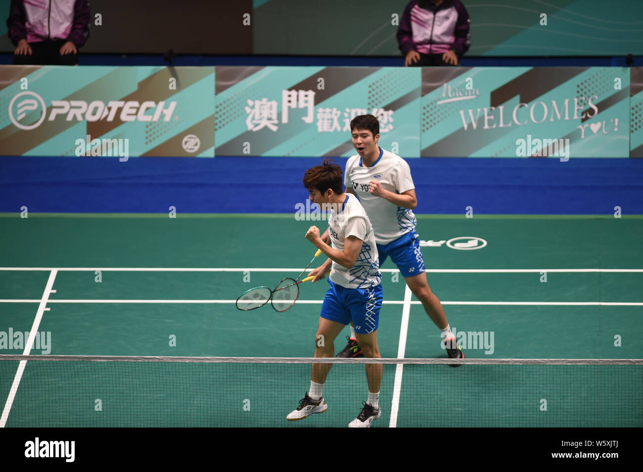 Kim Gi-jung und Lee Yong-dae von Südkorea feiern, nachdem sie gegen Park Sung-hyun und Shin Baek-cheol von Südkorea in ihrem letzten Spiel von mir Stockfoto