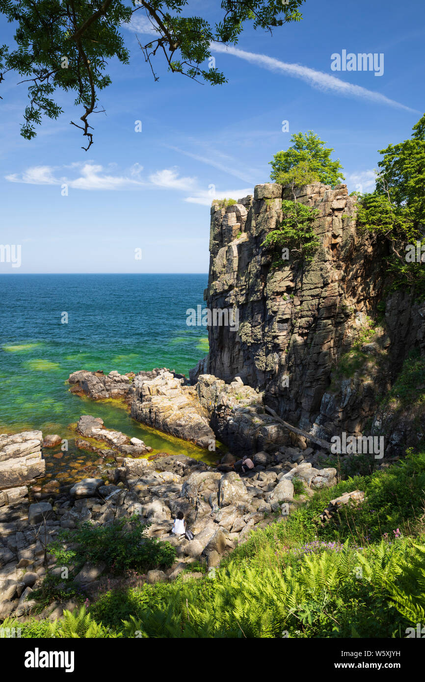 Schroffe Felsformationen Helligdomsklipperne, in der Nähe von Gudhjem, Bornholm, Ostsee, Dänemark, Europa Stockfoto