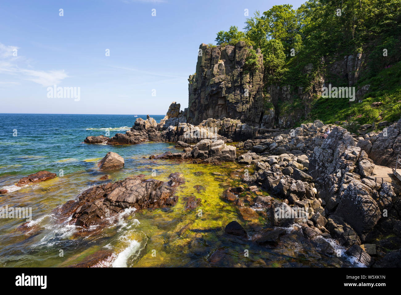 Schroffe Felsformationen Helligdomsklipperne, in der Nähe von Gudhjem, Bornholm, Ostsee, Dänemark, Europa Stockfoto