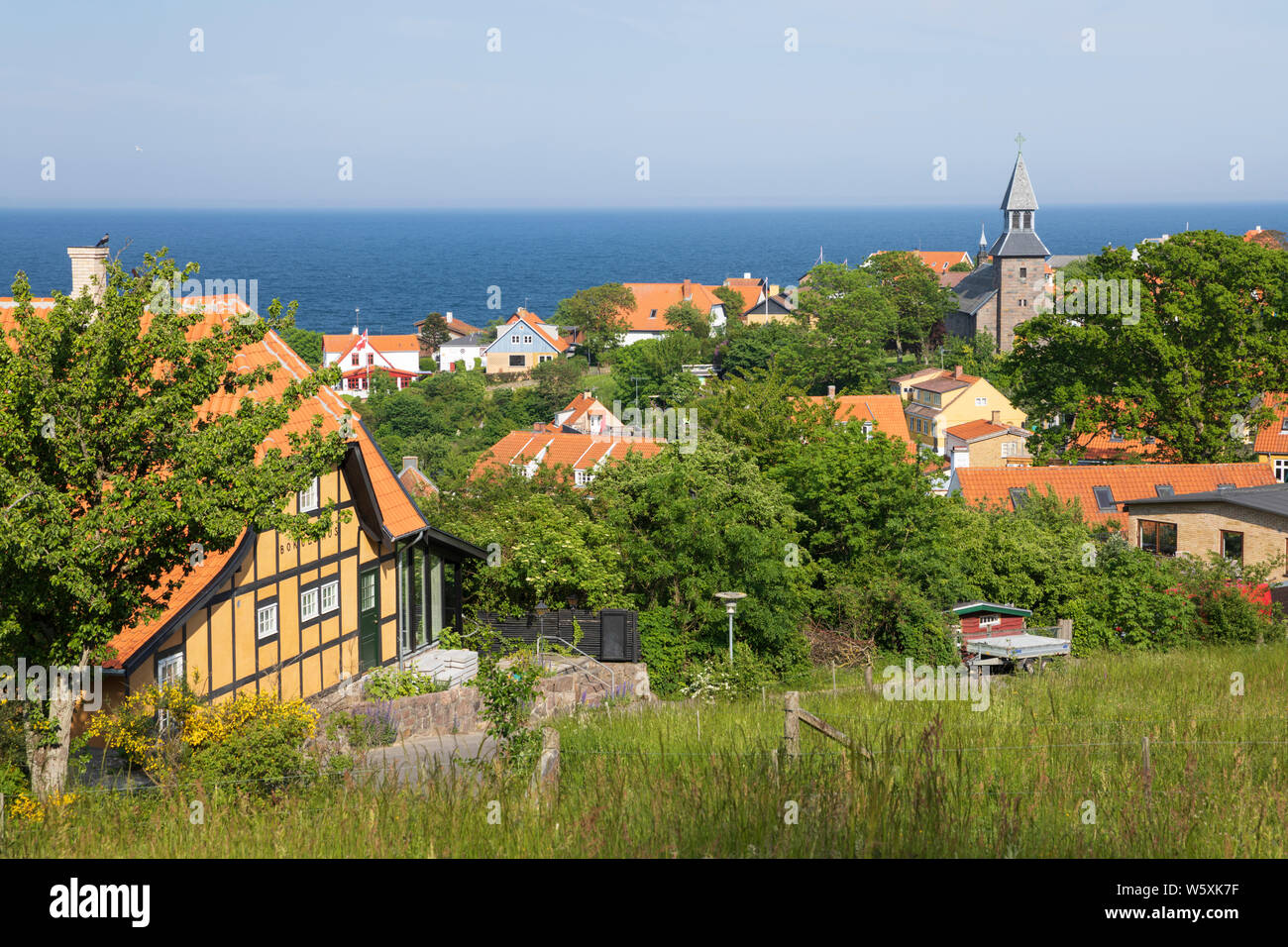 Blick über die Altstadt und Kirche an der Ostsee hinter, Gudhjem, Bornholm, Insel, Ostsee, Dänemark, Europa Stockfoto