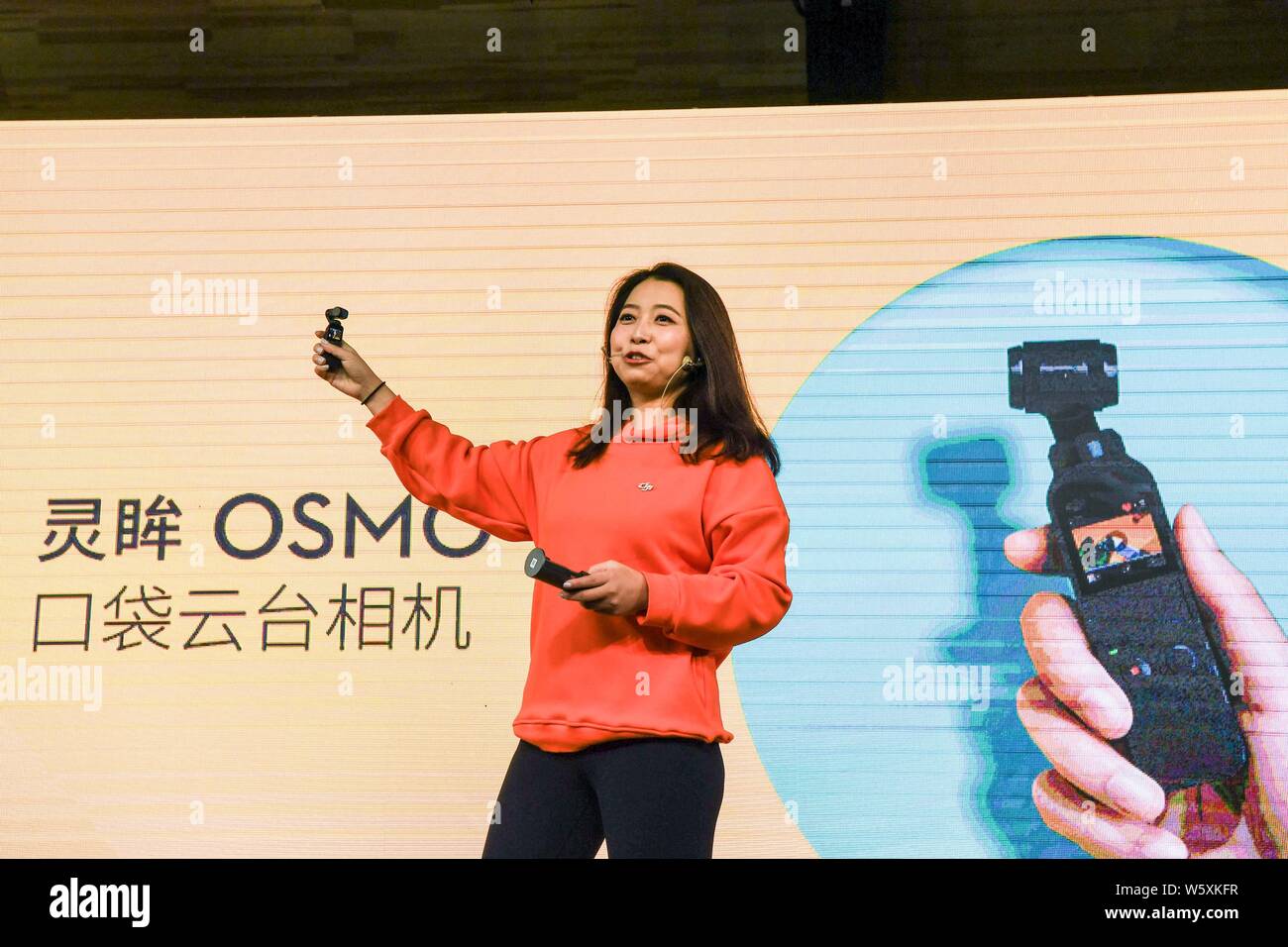 Zhang Xiaonan, strategische Direktor des DJI, führt das DJI Osmo Tasche während das neue Produkt Launch Event am Museum der Internationalen Braumeister Stockfoto