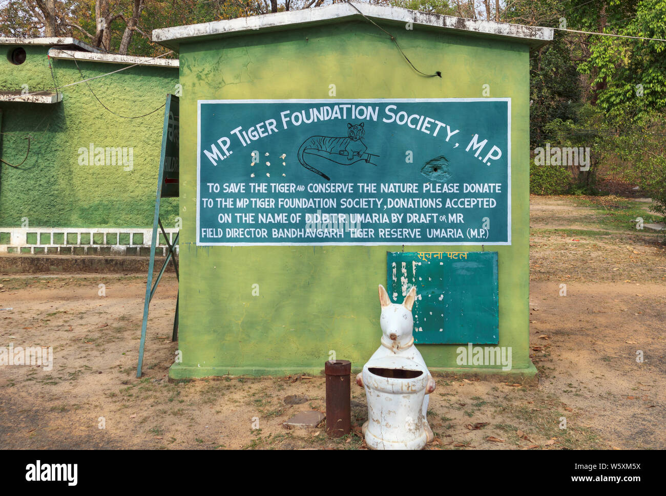 Tiger Stiftung Gesellschaft Zeichen an der Tala Gate Eingang zum Bandhavgarh Nationalpark, Umaria Bezirk der zentralen indischen Bundesstaat Madhya Pradesh Stockfoto