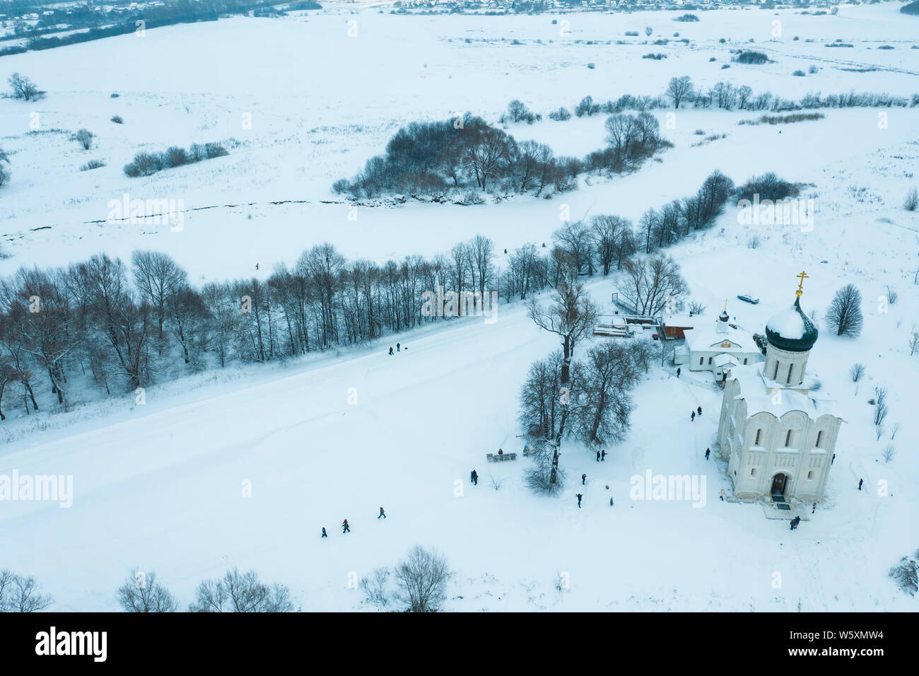 Winter Luftaufnahme der Kirche der Fürsprache an der Nerl in Bogolubovo Stockfoto