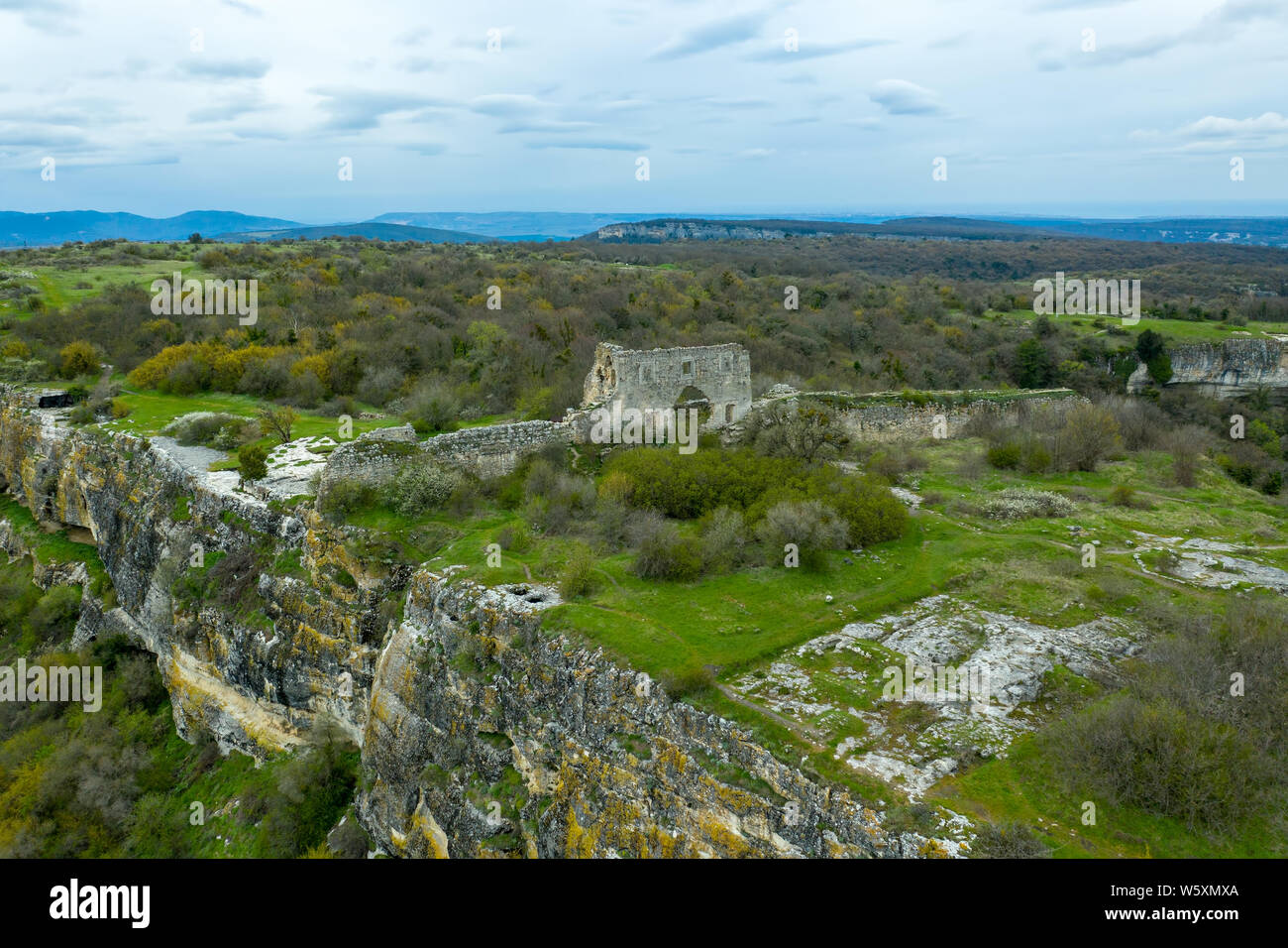 Antenne drone Ansicht am Haupttor des Cave City Mangup-Kale, in der Nähe der Stadt Bachtschissarai, Krim Stockfoto