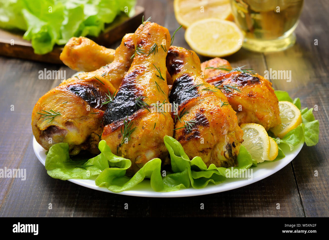 Hähnchen brustfilets auf salatblätter auf hölzernen Tisch Stockfoto
