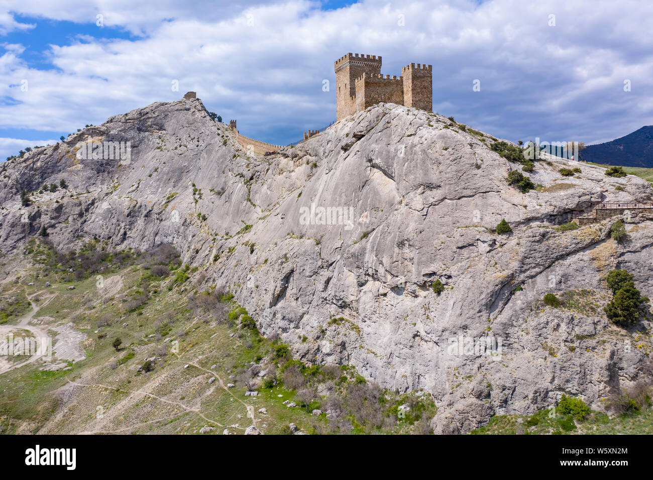 Antenne drone Ansicht der Genueser Festung bei Sonnenaufgang in Perugia, Krim. Stockfoto