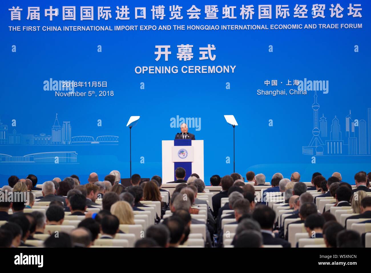 Nguyen Xuan Phuc, Premierminister der Sozialistischen Republik Vietnam, spricht bei der Eröffnung des ersten China International Import Exp Stockfoto