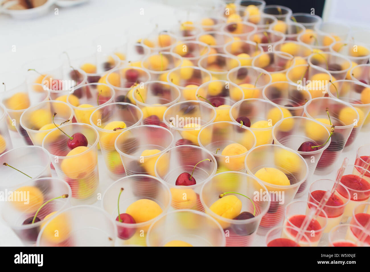 Wunderschön eingerichtete catering Bankett mit Burgern, Profiteroles, Salate und kalte Snacks. Vielzahl von leckeren Snacks auf den Tisch. Stockfoto