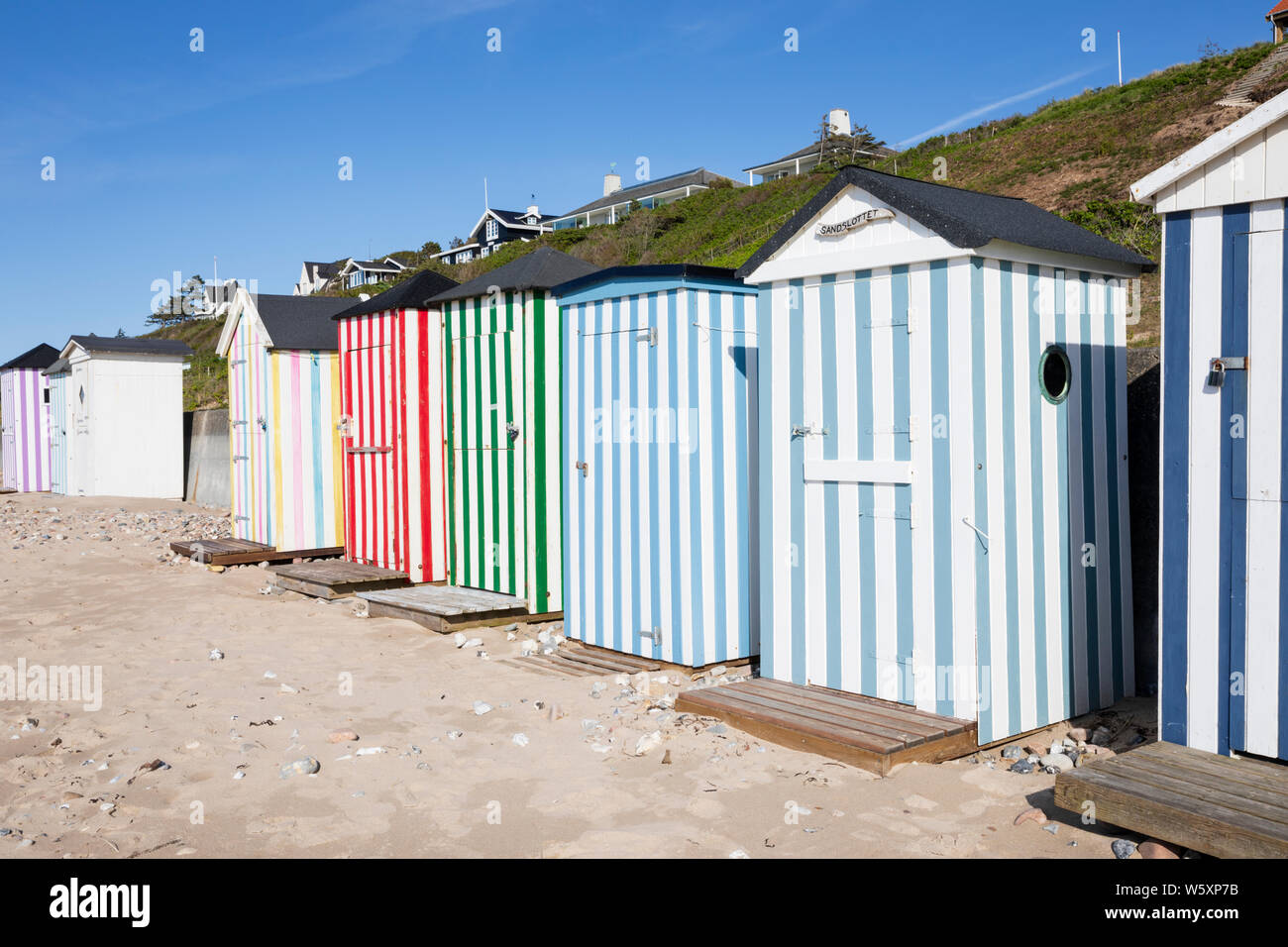 Bunten Badekabinen am Strand entlang in Rageleje Strand, Rageleje, Region Hovedstaden, Neuseeland, Dänemark, Europa Stockfoto