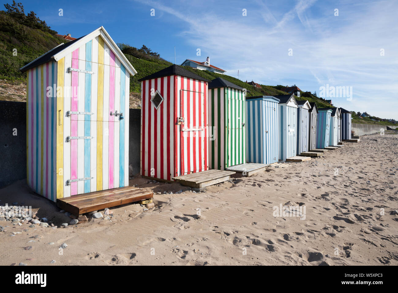 Bunten Badekabinen am Strand entlang in Rageleje Strand, Rageleje, Region Hovedstaden, Neuseeland, Dänemark, Europa Stockfoto