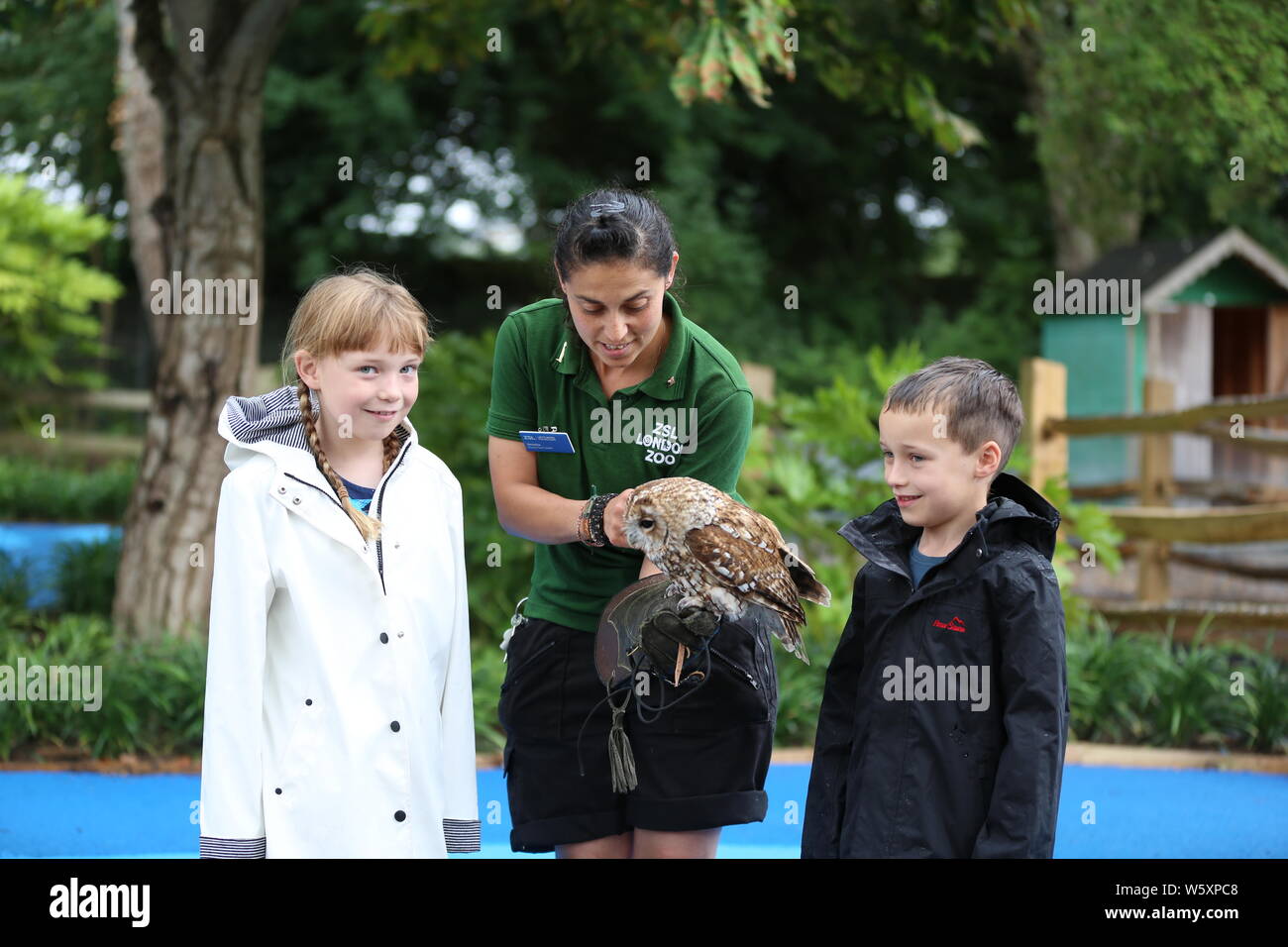 Ande das Lama offiziell eröffnet neue ZSL London Zoo Animal Adventure heute Morgen vom 30. Juli 2019 von seinem Weg durch eine zeremonielle Ribbon munching, nach der Eröffnung der Zoo berühmtheiteltern Michelle Heaton, Charlie Simpson und Katie Piper an der 32.000 qm neue Streichelzoo und Spielplatz auf einer Reise von Wildtieren Entdeckung, die ein Leben lang halten begrüßt. Moderator JB Gill und seiner Familie gefeiert, dass sich ihre Tochter Chiara Geburtstag an den Start. wo die Kleine in einem entzückenden Miniaturausgabe zookeeper Outfit gekleidet met Zwergziegen Dornbusch und Tölpel. . London Zoo. London, Großbritannien Stockfoto