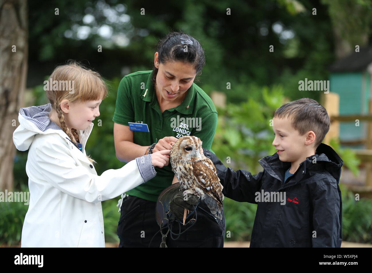 Ande das Lama offiziell eröffnet neue ZSL London Zoo Animal Adventure heute Morgen vom 30. Juli 2019 von seinem Weg durch eine zeremonielle Ribbon munching, nach der Eröffnung der Zoo berühmtheiteltern Michelle Heaton, Charlie Simpson und Katie Piper an der 32.000 qm neue Streichelzoo und Spielplatz auf einer Reise von Wildtieren Entdeckung, die ein Leben lang halten begrüßt. Moderator JB Gill und seiner Familie gefeiert, dass sich ihre Tochter Chiara Geburtstag an den Start. wo die Kleine in einem entzückenden Miniaturausgabe zookeeper Outfit gekleidet met Zwergziegen Dornbusch und Tölpel. . London Zoo. London, Großbritannien Stockfoto