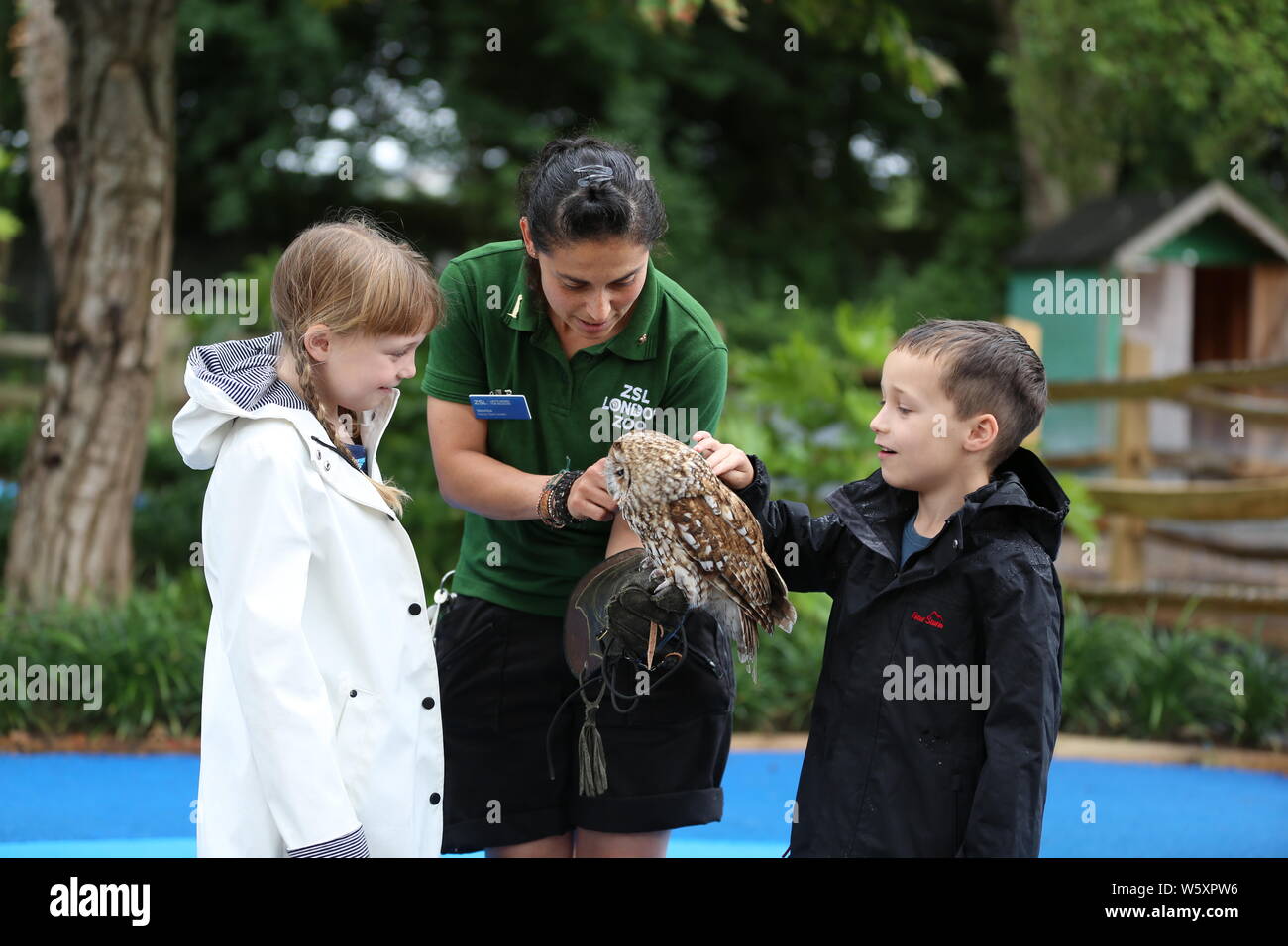 Ande das Lama offiziell eröffnet neue ZSL London Zoo Animal Adventure heute Morgen vom 30. Juli 2019 von seinem Weg durch eine zeremonielle Ribbon munching, nach der Eröffnung der Zoo berühmtheiteltern Michelle Heaton, Charlie Simpson und Katie Piper an der 32.000 qm neue Streichelzoo und Spielplatz auf einer Reise von Wildtieren Entdeckung, die ein Leben lang halten begrüßt. Moderator JB Gill und seiner Familie gefeiert, dass sich ihre Tochter Chiara Geburtstag an den Start. wo die Kleine in einem entzückenden Miniaturausgabe zookeeper Outfit gekleidet met Zwergziegen Dornbusch und Tölpel. . London Zoo. London, Großbritannien Stockfoto