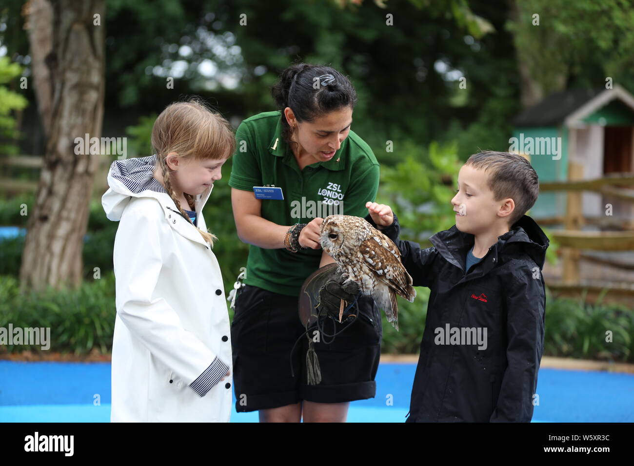 Ande das Lama offiziell eröffnet neue ZSL London Zoo Animal Adventure heute Morgen vom 30. Juli 2019 von seinem Weg durch eine zeremonielle Ribbon munching, nach der Eröffnung der Zoo berühmtheiteltern Michelle Heaton, Charlie Simpson und Katie Piper an der 32.000 qm neue Streichelzoo und Spielplatz auf einer Reise von Wildtieren Entdeckung, die ein Leben lang halten begrüßt. Moderator JB Gill und seiner Familie gefeiert, dass sich ihre Tochter Chiara Geburtstag an den Start. wo die Kleine in einem entzückenden Miniaturausgabe zookeeper Outfit gekleidet met Zwergziegen Dornbusch und Tölpel. . London Zoo. London, Großbritannien Stockfoto