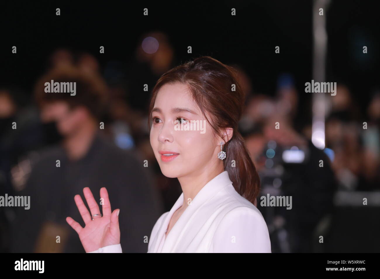 Koreanische Schauspielerin Seo Young-hee kommt auf dem roten Teppich für die 39 Blue Dragon Film Awards am Kyunghee Universität in Seoul, Südkorea, 23. Stockfoto