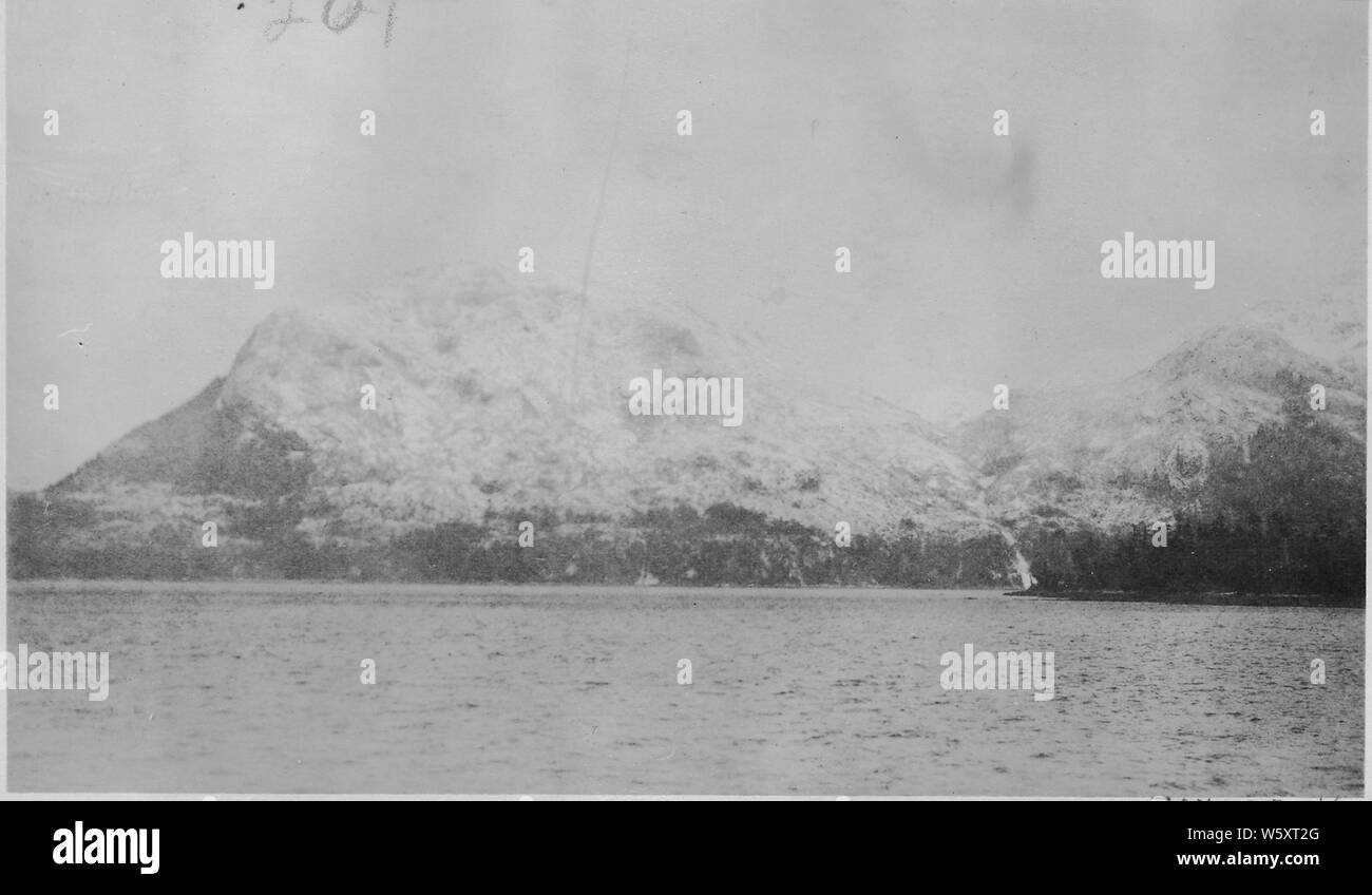 Malerische Aussicht in der Nähe von Metlakahtla, Alaska.; Umfang und Inhalt: Links: Leadville Berg. Zentrum: Fälle von Chester See zu Chester Bay. Rechts: Purple Mountain. Hintergrund: Tongass Berg. (1917?) Stockfoto