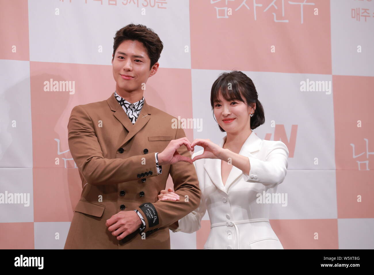 Koreanische Schauspielerin Song Hye-kyo, rechts, und Schauspieler Park Bo - Gummi an einer Pressekonferenz für neue TV-Serie "Begegnung" in Seoul, Südkorea, 21 Nove Stockfoto