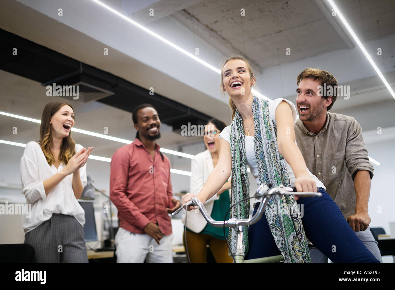 Sorglos diverse Mitarbeiter Spaß bei der Arbeit Pause Stockfoto