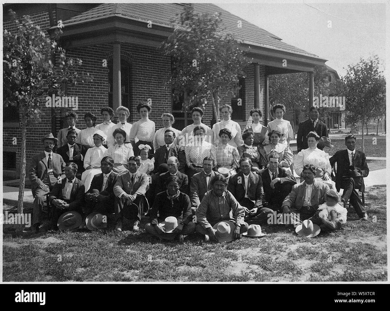 Schule Mitarbeiter des Albuquerque Indian School; Umfang und Inhalt: Dies ist eine kleine Sammlung von Fotos der Albuquerque Indian School, das 1881 gegründet wurde, zur Verfügung zu stellen - Reservierung Industrial Training für die Indianer des Südwestens. Von 1912, hatte die Schule 8 Grundschule und über 300 Studenten; 1925 Immatrikulation stieg auf über 800 Schüler und Klassen 11 und 12 wurden hinzugefügt. Die Albuquerque Indian School contined in Betrieb, bis 1982, als das Programm wurde an der Santa Fe indischen Schule übertragen. Stockfoto