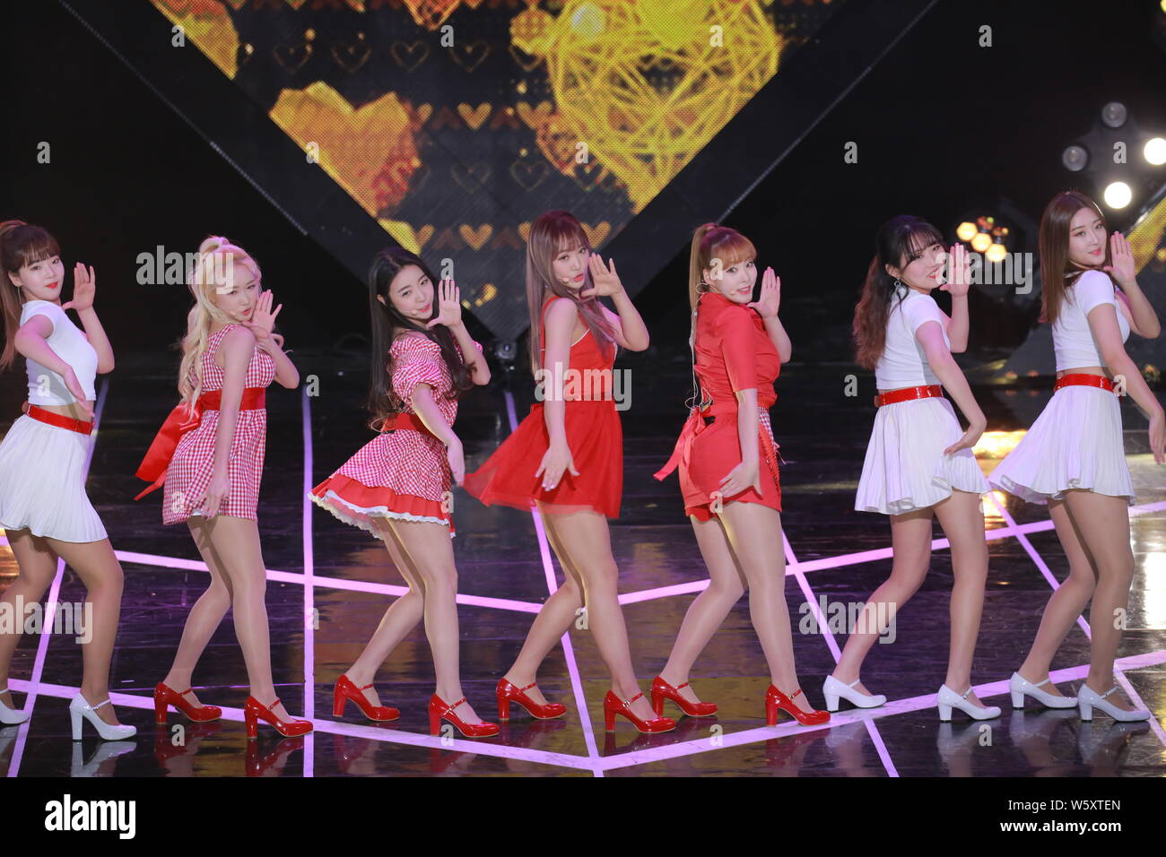 Mitglieder der koreanischen Mädchen Gruppe HeyGirls durchführen, während die Koreanische Musik-TV-Serie "Die Show" in Seoul, Südkorea, 20. November 2018. Stockfoto
