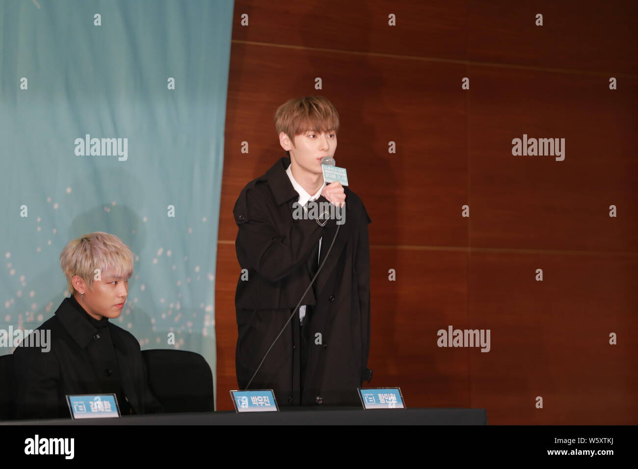 Hwang Min-hyun der Koreanischen Boy Group will man eine Pressekonferenz kümmert sich um Ihr erstes volles Album '111 = 1 (die Macht des Schicksals)" in Seoul, S Stockfoto