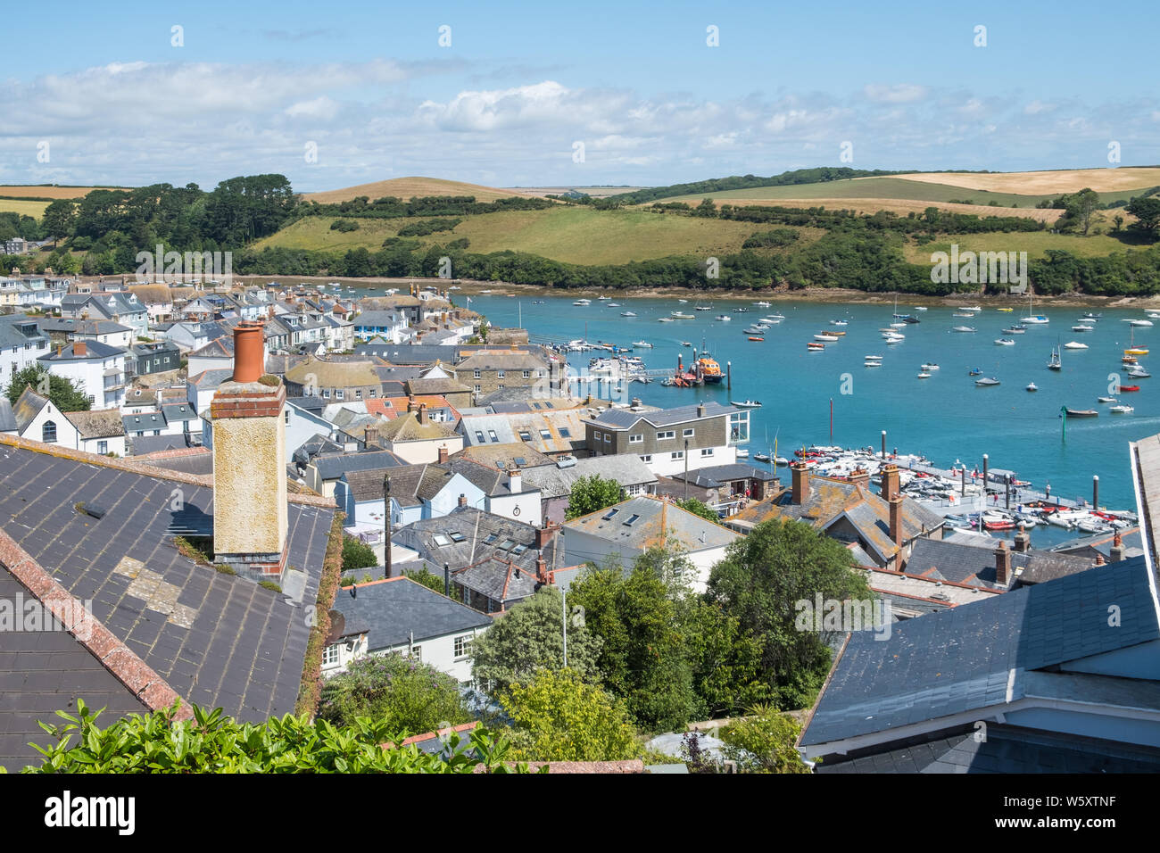 Mit Blick auf die Dächer von beliebten Stadt Salcombe in South Hams, Devon von einem hohen Aussichtspunkt Stockfoto
