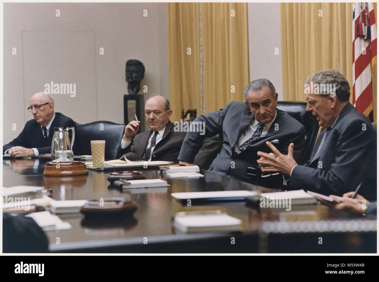 Verteidigungsminister Clark Clifford spricht Präsident Lyndon B. Johnson im Schaltschrank Treffen mit Senator Richard Russell, Außenminister Dean Rusk; Umfang und Inhalt: Lage: das Weiße Haus Schaltschrank. Dargestellt: Senator Richard Russell, Außenminister Dean Rusk, Präsident Lyndon B. Johnson, Verteidigungsminister Clark Clifford. Stockfoto