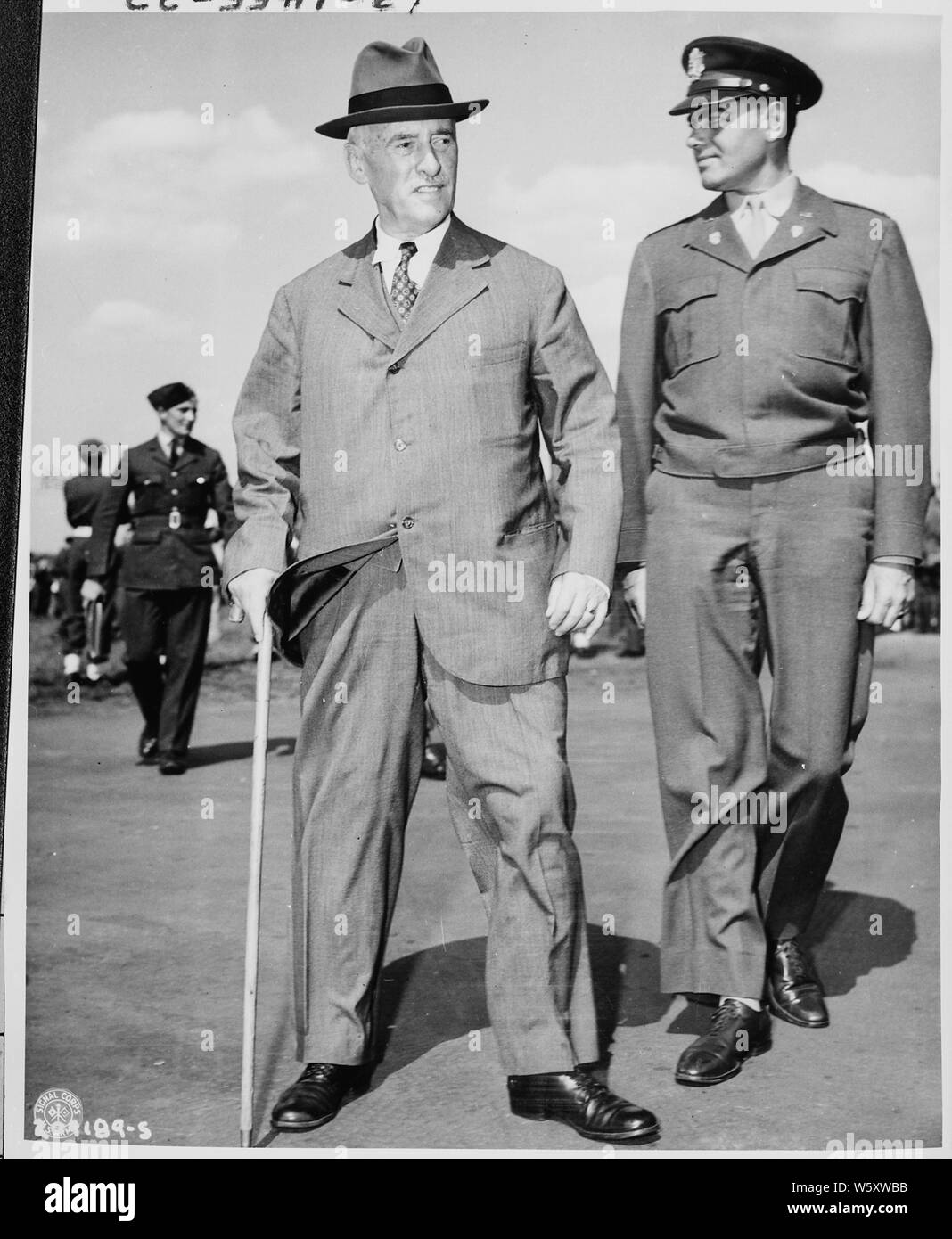 Kriegsminister Henry Stimson und Oberst W. H. Kyle (rechts) Ankunft am Flughafen Gatow in Berlin, Deutschland der Potsdamer Konferenz zu besuchen. Stockfoto