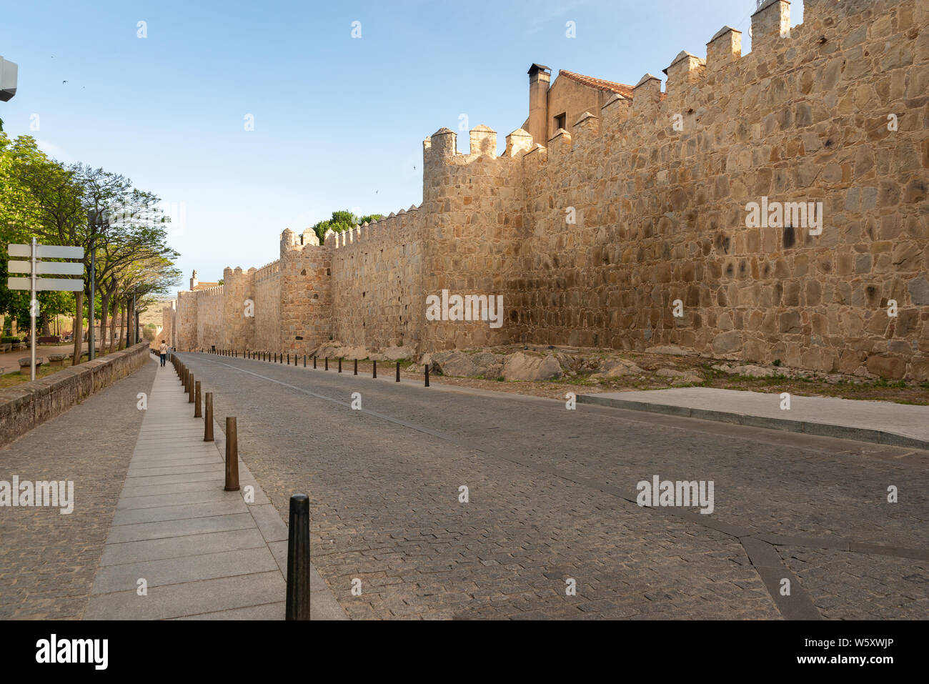 Straße der Trail und die Mauer von Ávila Stockfoto