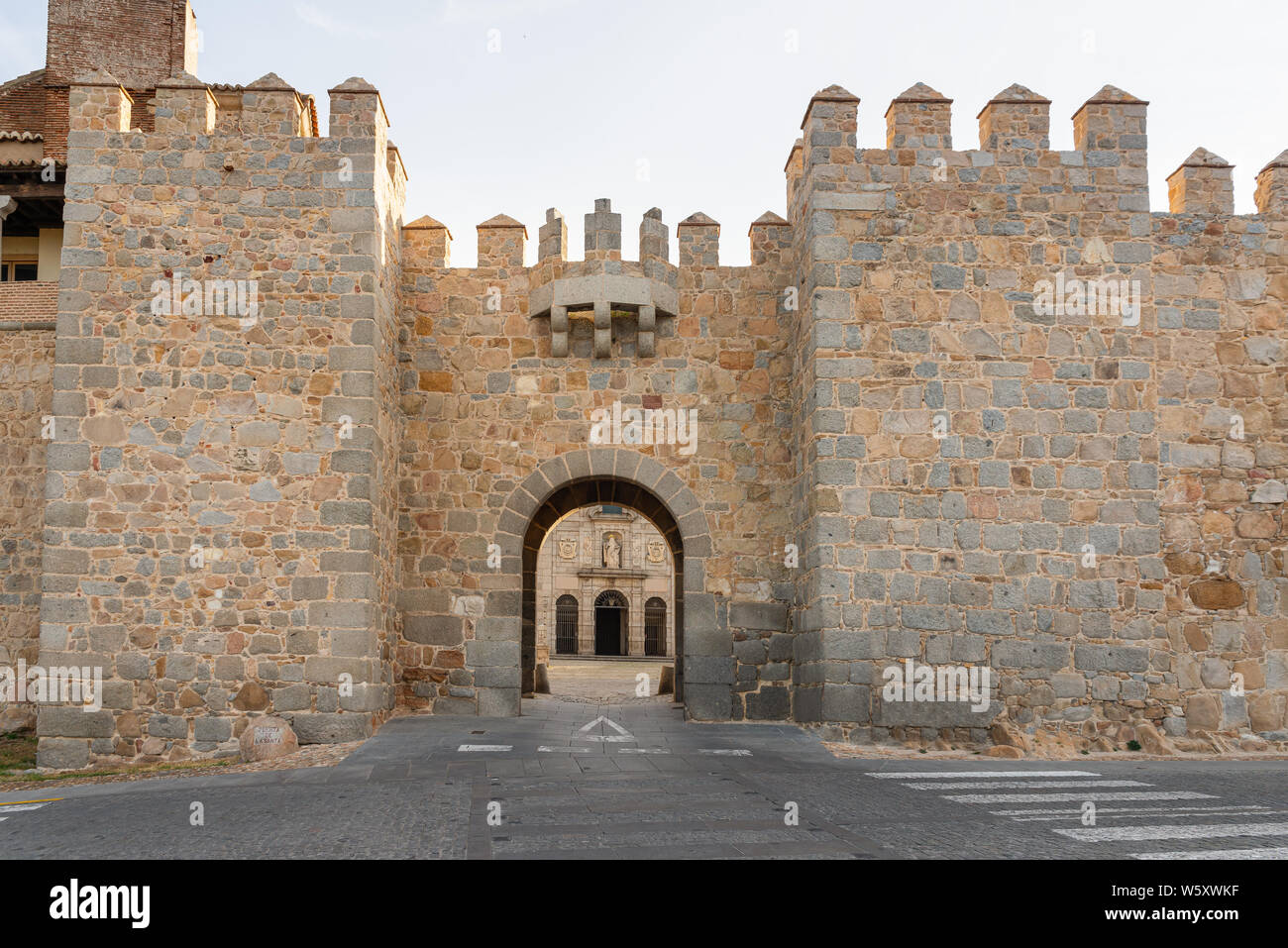 Tor von alazar und Kloster Santa Teresa von Avila, Castilla y Leon, Spanien Stockfoto