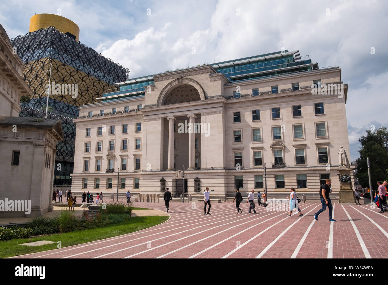 Kontrastierende Gebäude Baskerville Haus, Halle der Erinnerung und die Bibliothek von Birmingham im Centenary Square im Zentrum von Birmingham Stockfoto