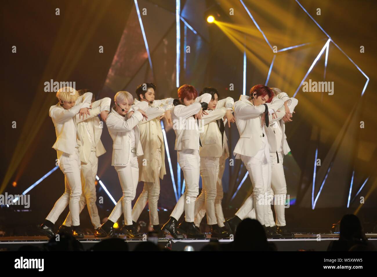 Mitglieder der Koreanischen junge Band Wanna durchführen, während die 2018 MBC Plus X Genie Music Awards (2018 MGA) in Seoul, Südkorea, 6. November 2018. Stockfoto