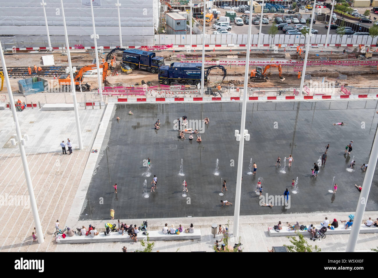Das neue Wasser verfügen über Spiegel und Brunnen in Centenary Square, Birmingham mit der neuen U-Verlängerung im Hintergrund ausgeführt werden Stockfoto