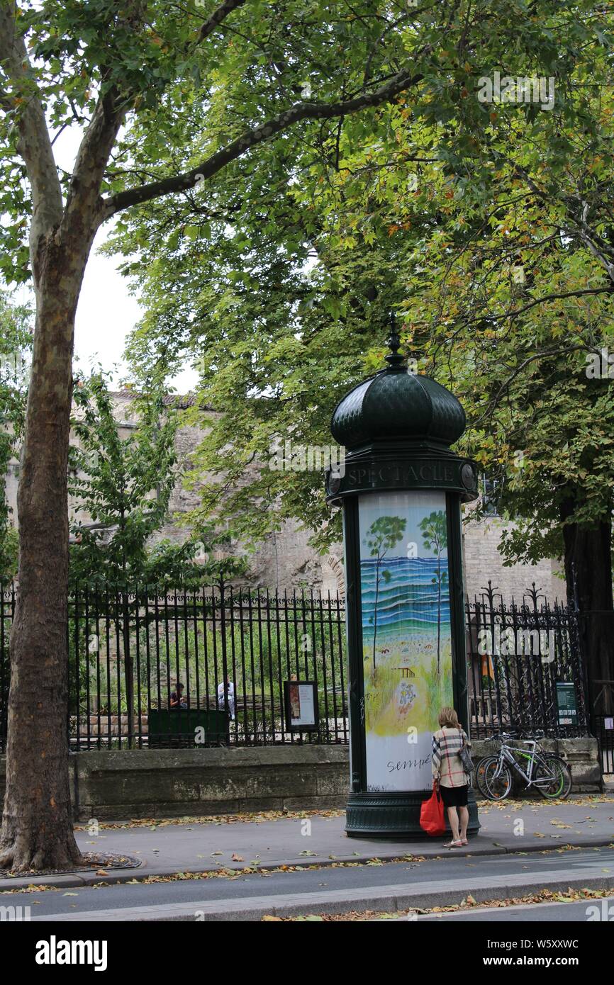 Colonne Morris mit Anzeigen in Paris. Stockfoto