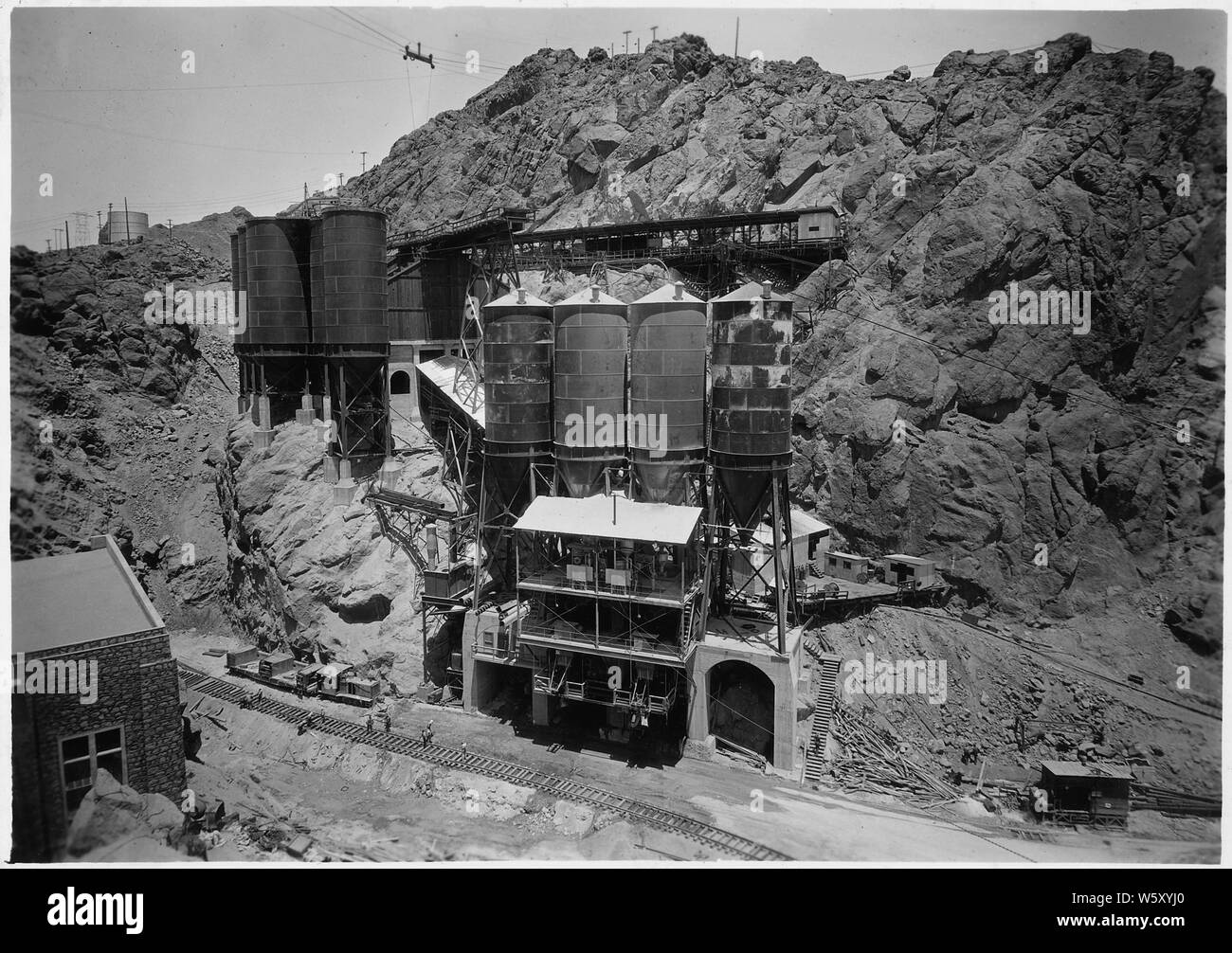 Sechs hohen Betonmischanlagen und Zement Mischanlage.; Umfang und Inhalt: Foto aus Band 2 einer Reihe von Fotoalben dokumentiert den Bau des Hoover Dam, Boulder City, Nevada. Stockfoto