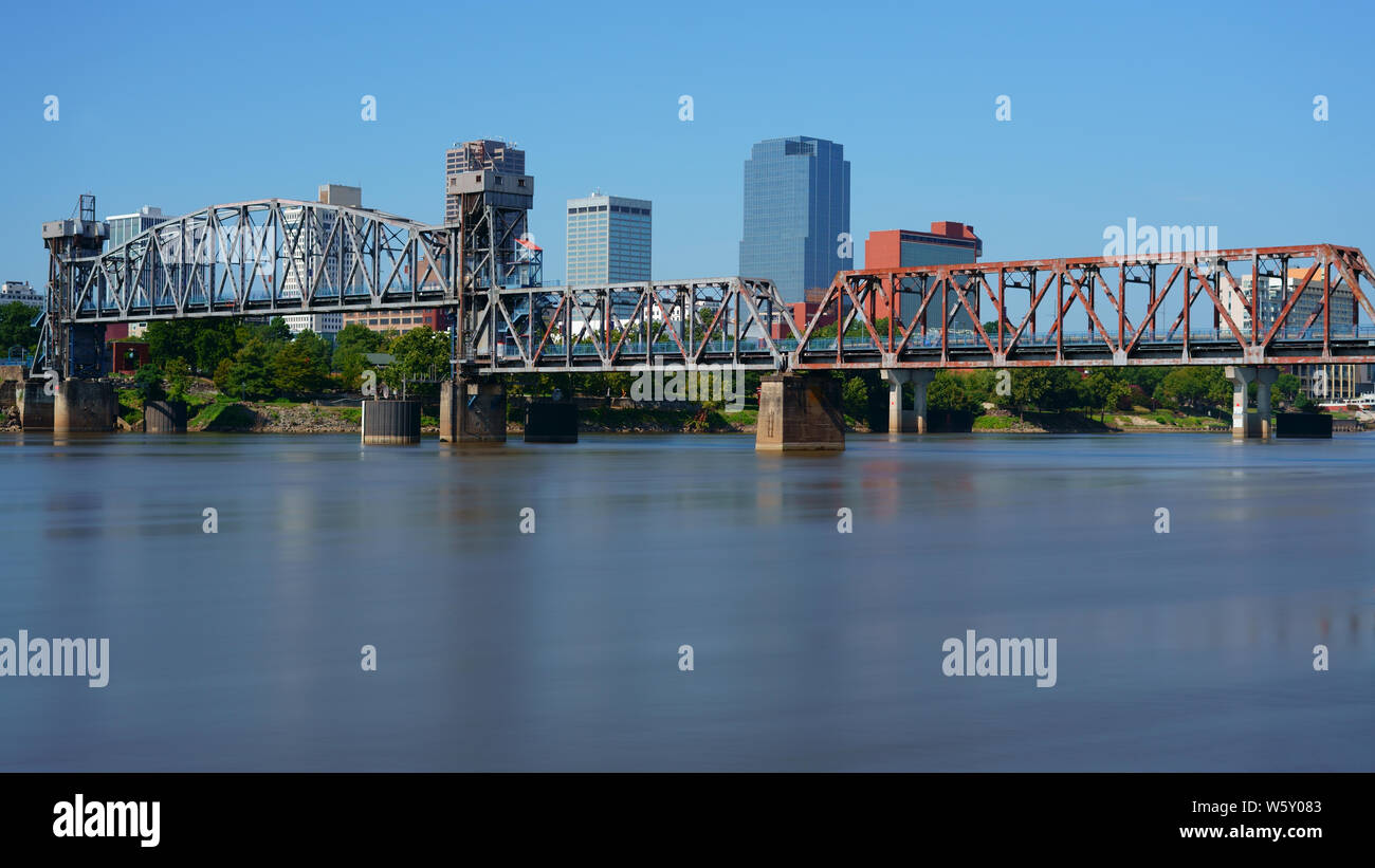 Little Rock, Hauptstadt von Arkansas, USA. Skyline mit Arkansas River tagsüber im Sommer, die langen Belichtungszeit. Stockfoto