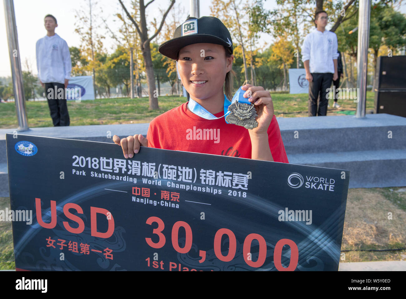 Sakura Yosozumi von Japan stellt mit ihrer Trophäe nach der Preisverleihung des Frauen Gleichen während der Welt 2018 Skatepark Skateboarden Worl Stockfoto