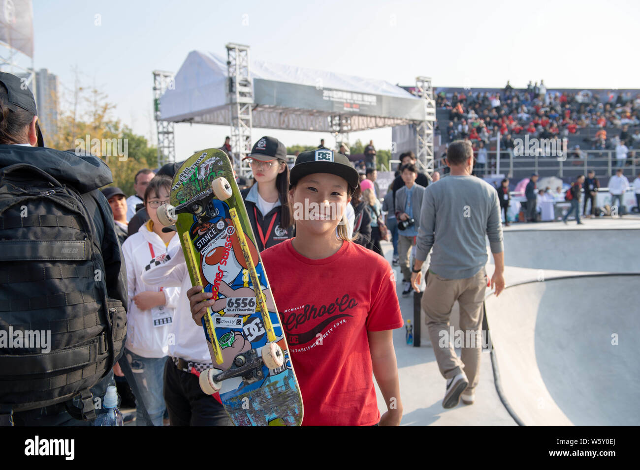 Sakura Yosozumi von Japan stellt nach dem Gewinn der Frauen Gleichen während der 2018 Welt Skatepark Skateboarden Weltmeisterschaften am Nanjing Stockfoto