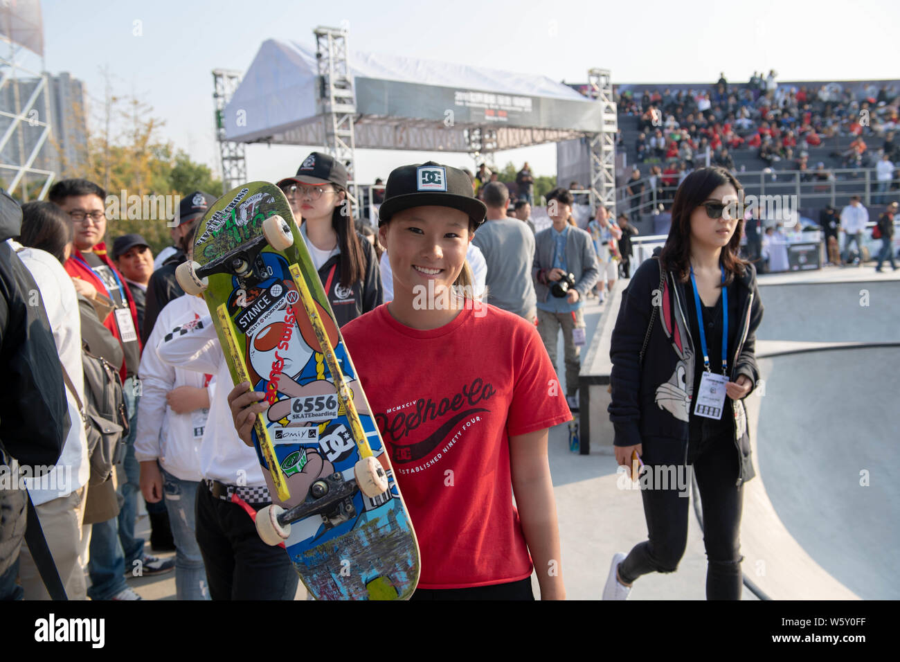Sakura Yosozumi von Japan stellt nach dem Gewinn der Frauen Gleichen während der 2018 Welt Skatepark Skateboarden Weltmeisterschaften am Nanjing Stockfoto