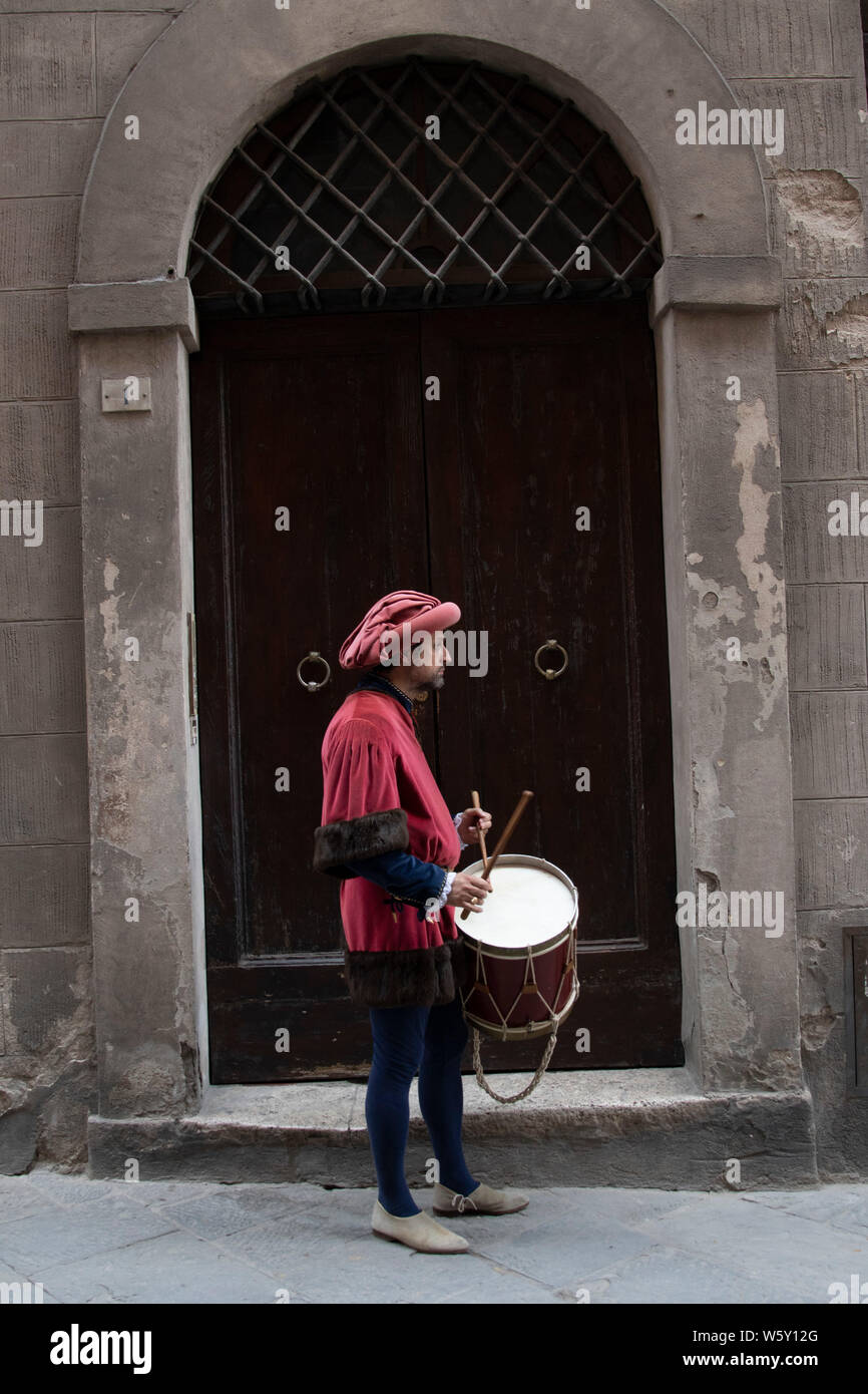 Ein junger Mann im Mittelalter Gewandung und Kostüme spielt die Drums während der Palio in Siena, Italien Stockfoto