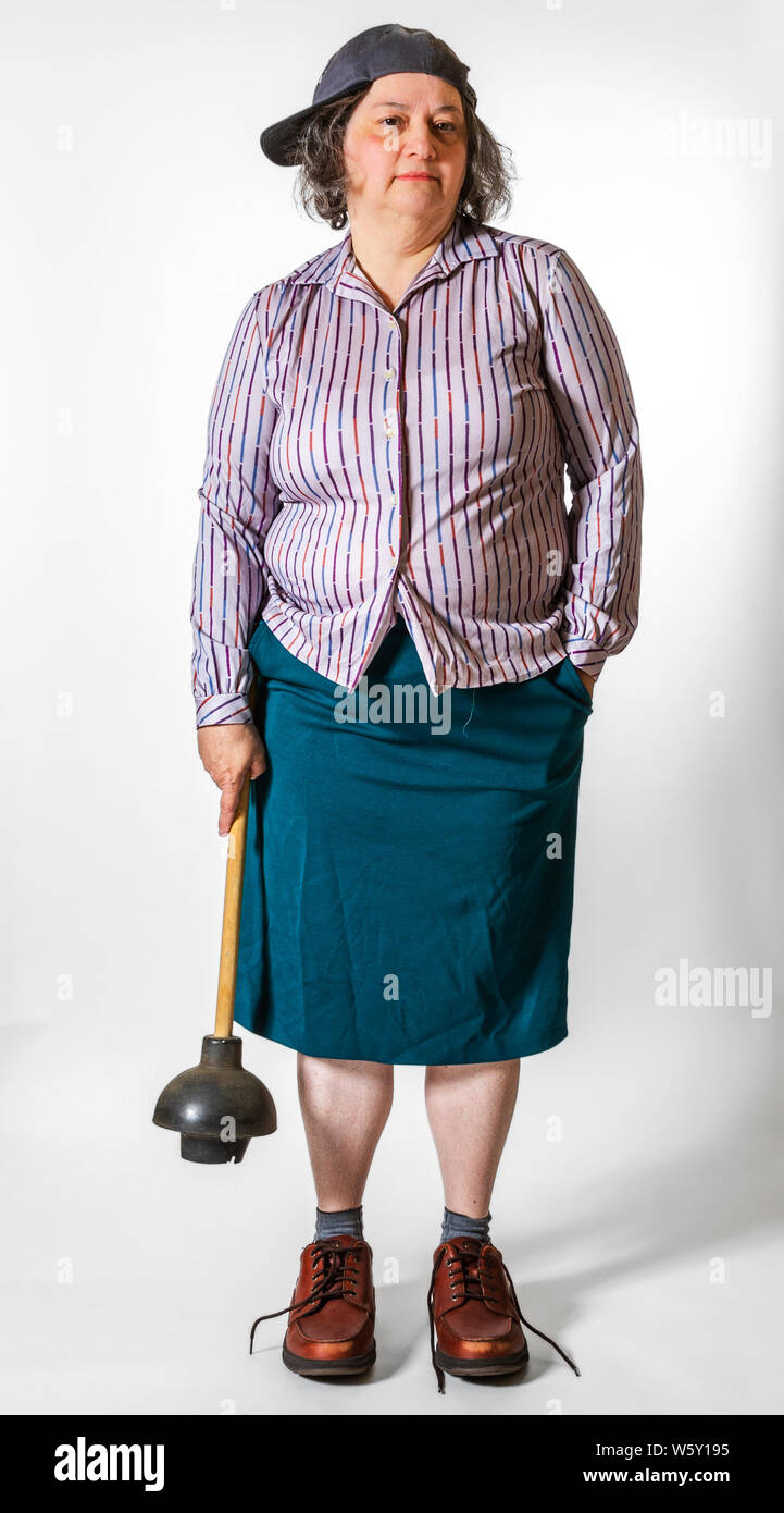 Ältere Frau wirft tragen, dumm, lustig, nicht zusammenpassende Outfits und bereit für eine fashion show Start- und Landebahn, die seltsame, verrückte, skurrile und exzentrisch. Stockfoto