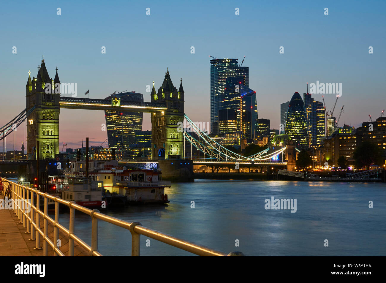 Die Tower Bridge, London UK, beleuchtet in der Dämmerung, von der South Bank der Themse Stockfoto